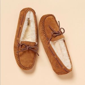 UGG Moccasin Dakota Slipper in Chestnut Brown